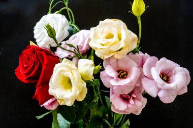 Mutluluk ve gül çiçekleri kapanıyor.