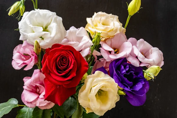 Mutluluk ve gül çiçekleri kapanıyor.