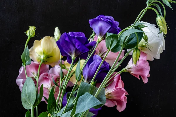 Mutluluk ve gül çiçekleri kapanıyor.