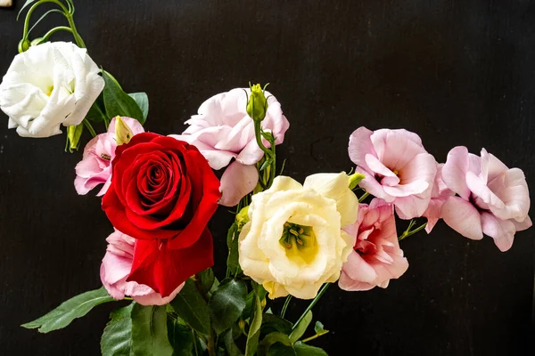 Mutluluk ve gül çiçekleri kapanıyor.