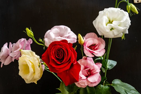 Mutluluk ve gül çiçekleri kapanıyor.