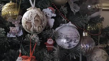 Işıklarla süslenmiş güzel Noel ağacını kapat.