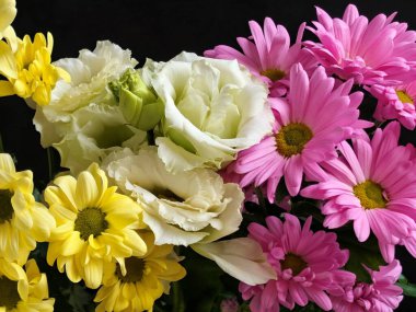 Güzel bir bukette dizilmiş renkli çiçekler.