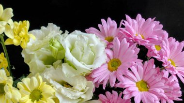 Renkli çiçekler çok güzel dizilmiş.