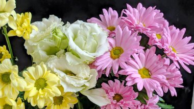 Pembe papatyalar ve sarı çiçekler