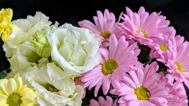 Pembe ve beyaz çiçekli renkli buket.