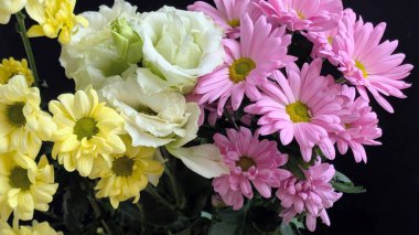 Güzel bir bukette dizilmiş renkli çiçekler.