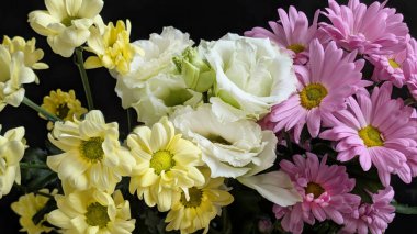 Güzel bir bukette dizilmiş renkli çiçekler.