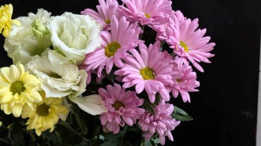Çiçekler buket şeklinde dizilmiş.