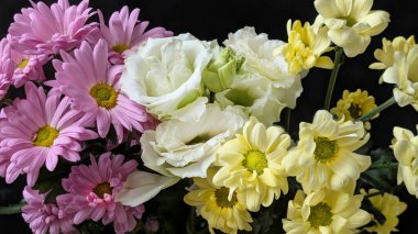 Güzel bir bukette dizilmiş renkli çiçekler.