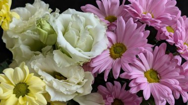 Pembe sarı beyaz çiçekleri de içeren renkli çiçekler