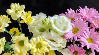 Güzel bir bukette dizilmiş renkli çiçekler.