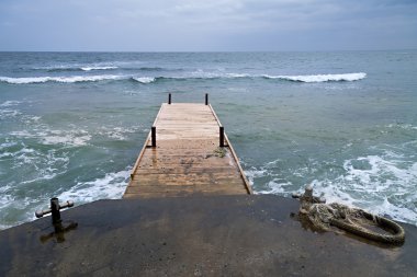 Denizin içine eski ahşap duba