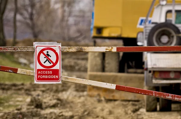 Señal prohibida de acceso cerca de un sitio de construcción —  Fotos de Stock