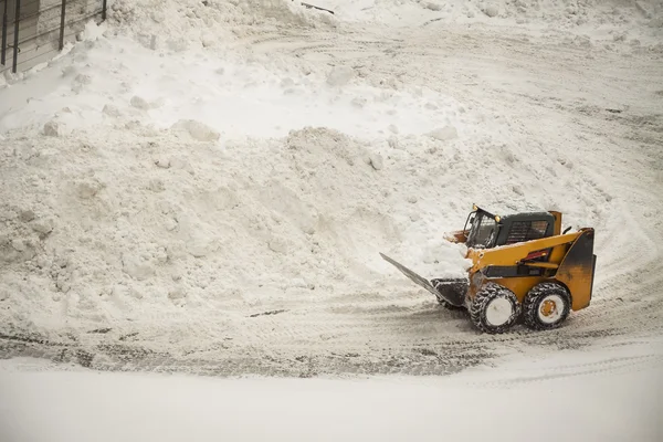 Sárga buldózer eltávolítása a nagy mennyiségű hó — Stock Fotó
