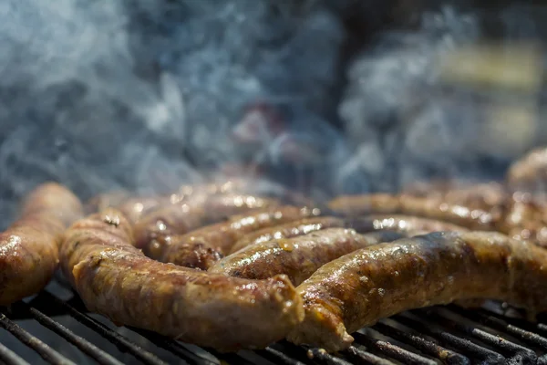 Ev yapımı sosis mangal üzerinde