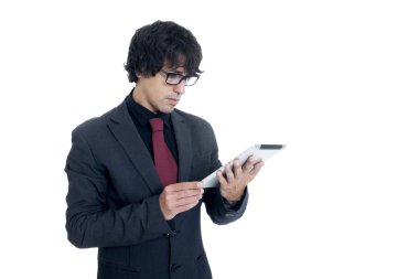 tablet bilgisayar kullanarak iş adamı