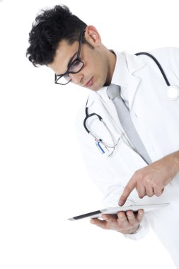 tıbbi doktor stetoskop ve tablet ile 