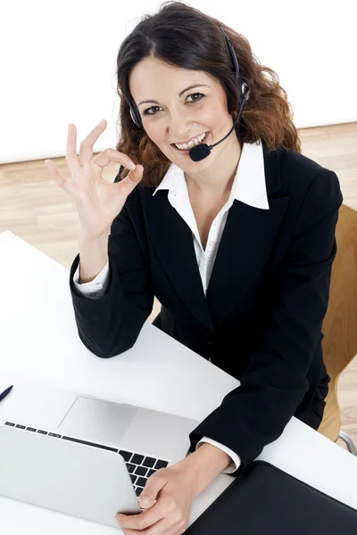 女性顧客サービス労働者は、コール センターの笑みを浮かべてオペレーター — ストック写真