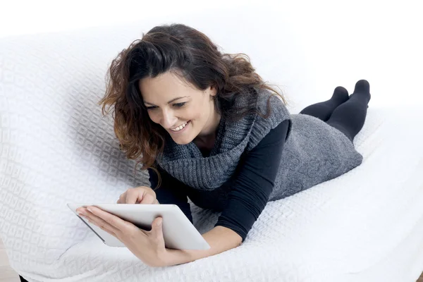 Woman with laptop on white sheet in her bed at home — Stock Photo, Image