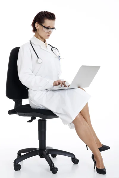 Médico mulher com estetoscópio e laptop — Fotografia de Stock