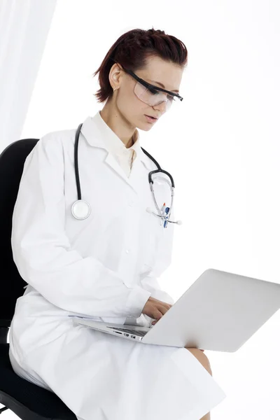 Médico mulher com estetoscópio e laptop — Fotografia de Stock