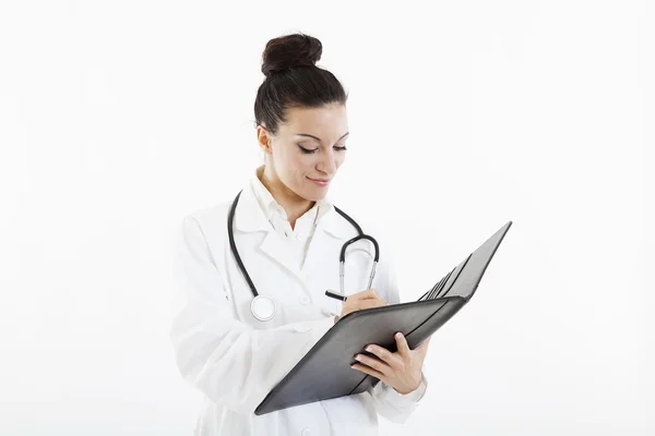 Médico mulher com estetoscópio e comprimido — Fotografia de Stock
