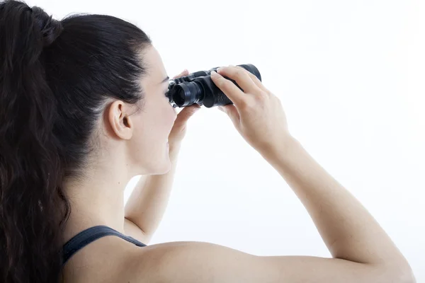 Hermosa mujer buscando con prismáticos — Foto de Stock