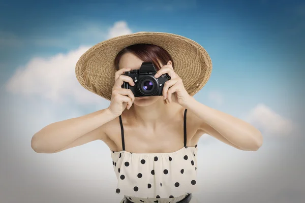Mulher bonita fotógrafo segurando câmera de fotos — Fotografia de Stock