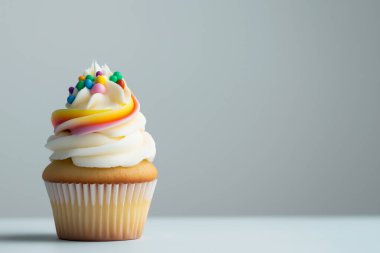 Süper şirin bir pastel renkli bir kek resmi, açık bir arkaplanda izole edilmiş.