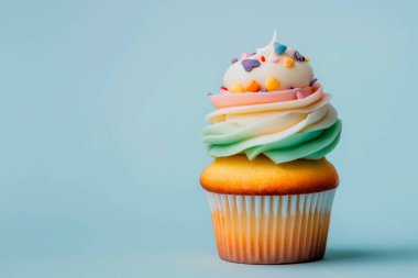 Süper şirin bir pastel renkli bir kek resmi, açık bir arkaplanda izole edilmiş.