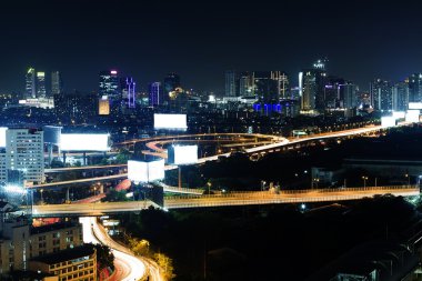 Bangkok manzarası ile kentsel gökdelenler ve trafik gün batımında, Tayland