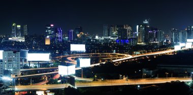 Bangkok manzarası ile kentsel gökdelenler ve trafik gün batımında, Tayland