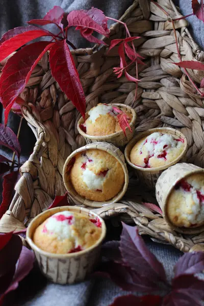 Cupcakes caseiros com recheio de cereja decorado com folhas de outono — Fotografia de Stock