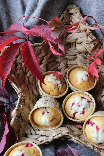 Cupcakes caseiros com recheio de cereja decorado com folhas de outono — Fotografia de Stock