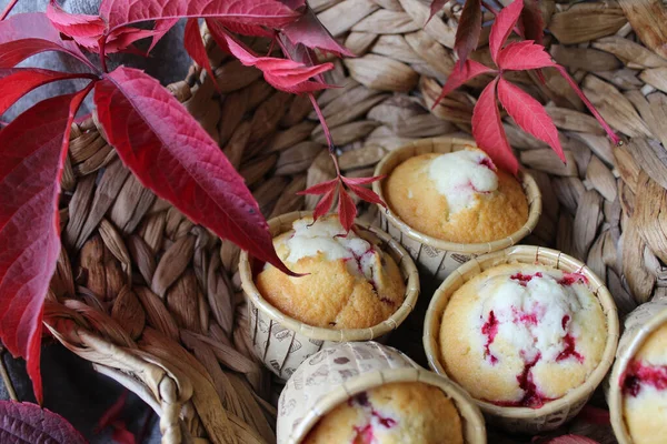 Cereja fresca encheu cupcakes em uma cesta de vime. Textura ou fundo — Fotografia de Stock