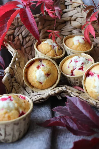 Cupcakes com recheio de cereja decorado com folhas — Fotografia de Stock