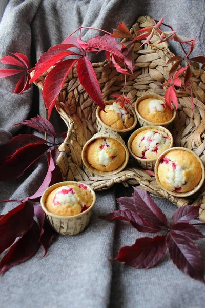 Cupcakes frescos na cesta são decorados com folhas de outono — Fotografia de Stock