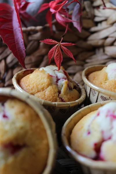 Cupcakes faits maison dans un panier en forme d'étoile et décoré avec du feuillage d'automne.Texture ou fond — Photo