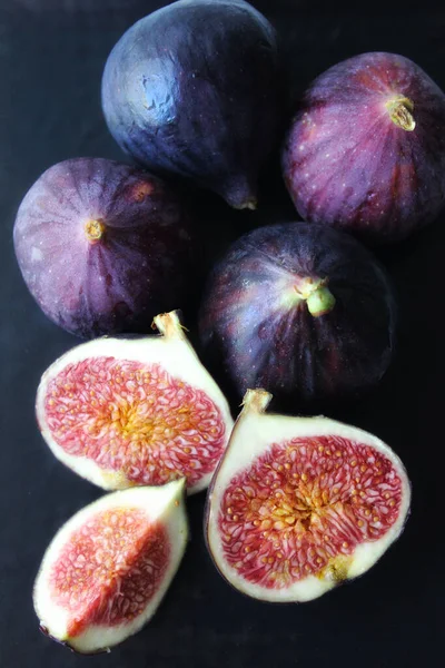 Figues fraîches isolées sur un fond sombre — Photo