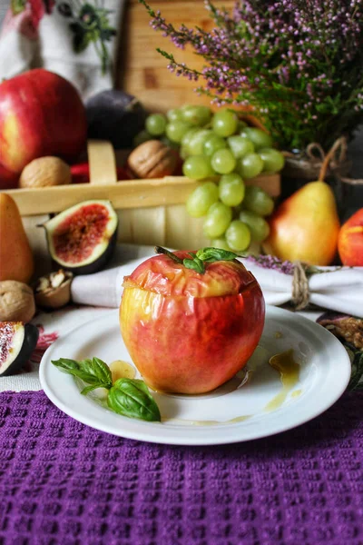 Fruit nature morte pommes cuites au sirop sur une assiette blanche avec feuille de menthe — Photo