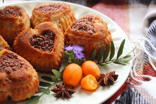 초콜릿을 입힌 홈 메이드 케이크에 톡 세린으로 장식 된 모습 — 스톡 사진