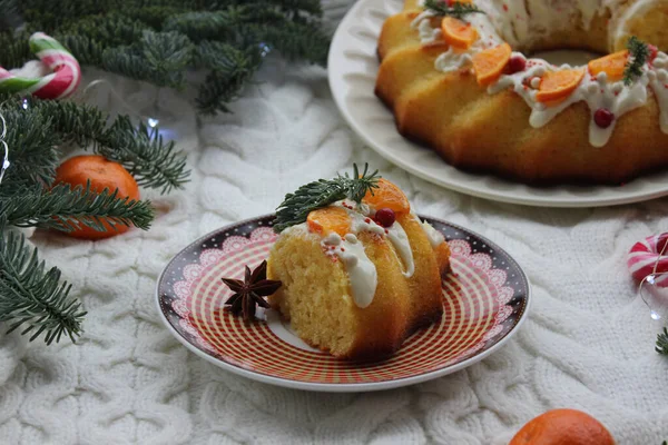 On the plate is a new years dessert decorated with coniferous branches and tangerines — Stock Photo, Image