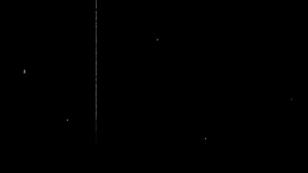 Overlay auf dem Rahmen, stilisiert wie ein alter Film mit Staub, Kratzern und Geräuschen auf schwarzem Hintergrund — Stockvideo