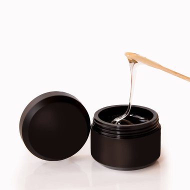 El bakımı için kozmetik. Tırnak tabakası için üç siyah kapta renk kaplaması ve beyaz arka planda gece yarısı şeklinde örnekler..