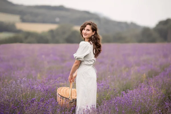 Die Sommersaison Lavendelfelder Ein Mädchen Mit Einem Korb Lavendelfeld — Stockfoto