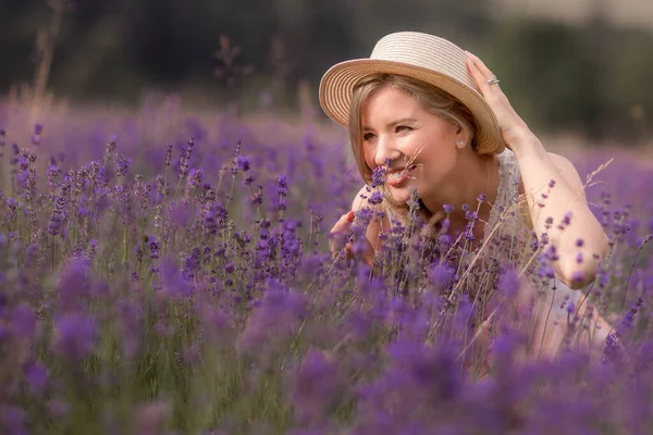 Saison Estivale Champs Lavande Une Fille Dans Chapeau Paille Dans — Photo