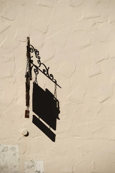 Escudo nostálgico lança sombra — Fotografia de Stock