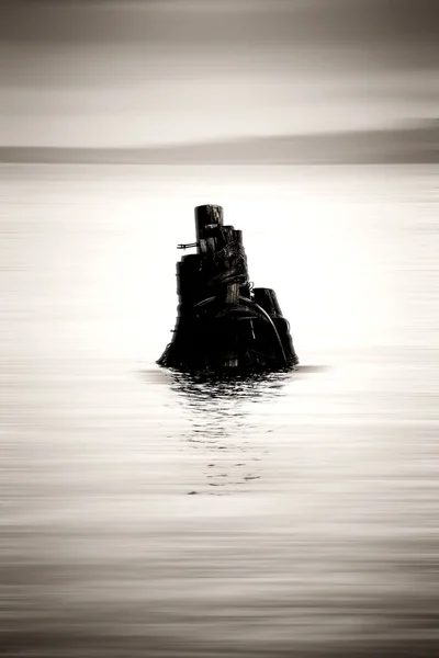 Bundet loggar i havet — Stockfoto