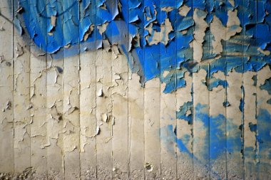 bir renk dökülüyor